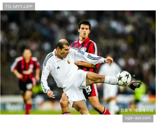 齐达内技术风采再现：优雅控球与精准传球引领足球艺术