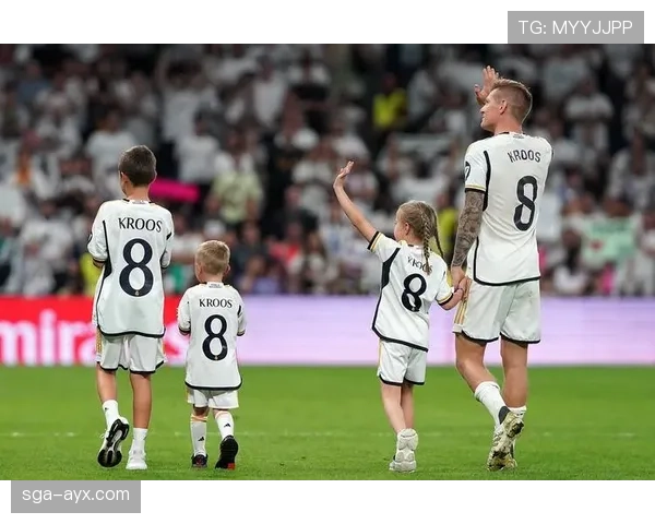 德容 vs 克罗斯:传球风格与中场组织逻辑差异 德容 vs 克罗斯:传球风格与中场组织逻辑差异